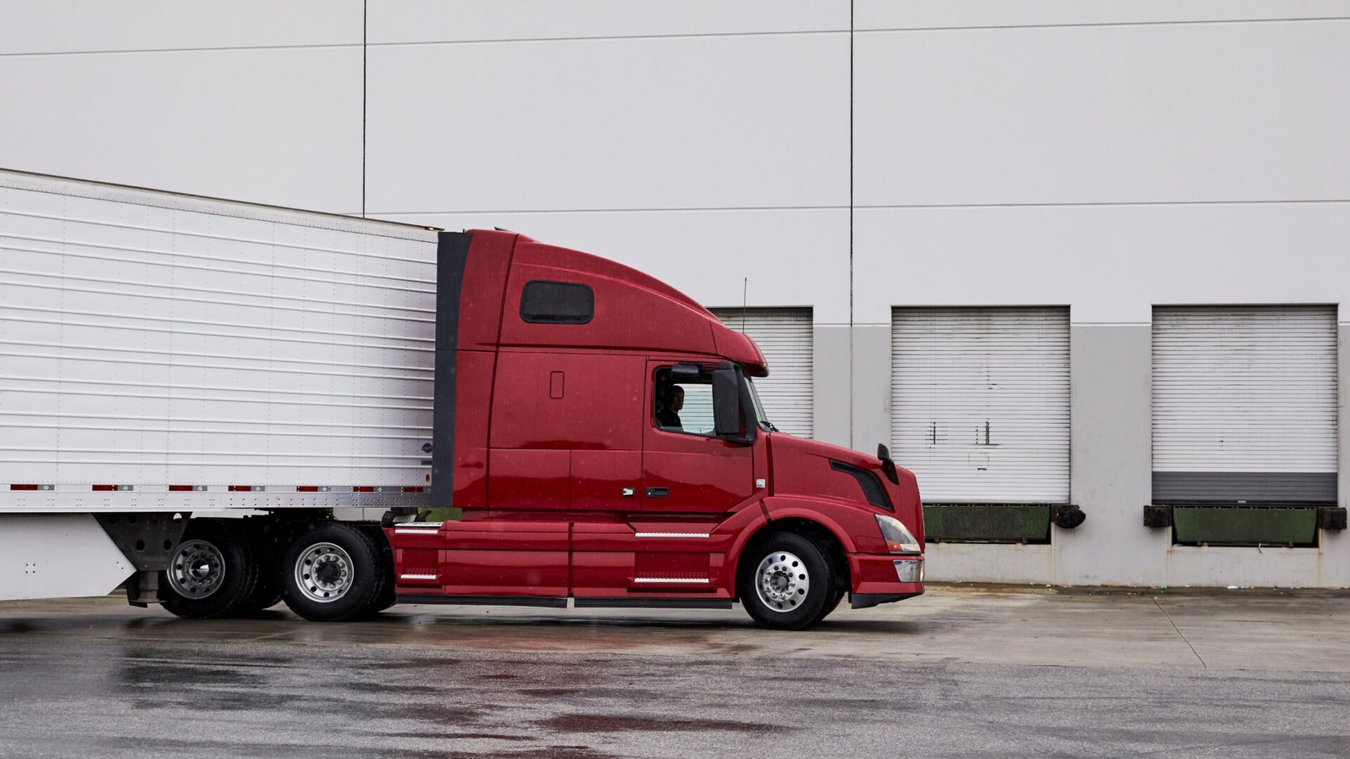 hero-image truck pulling up to loading dock